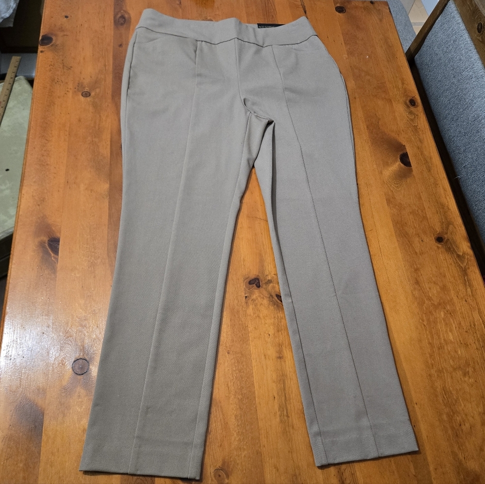 NWT Chico’s Reese Taos Taupe Tan The So Slimming Slim Pant Size 1.5P (10) Office